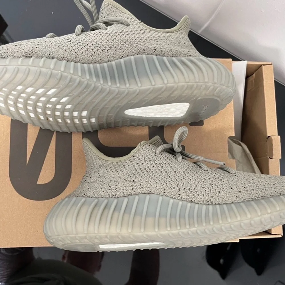 Authentic adidas Yeezy Boost 350 V2 Granite - 7.5 - Picture 7 of 8